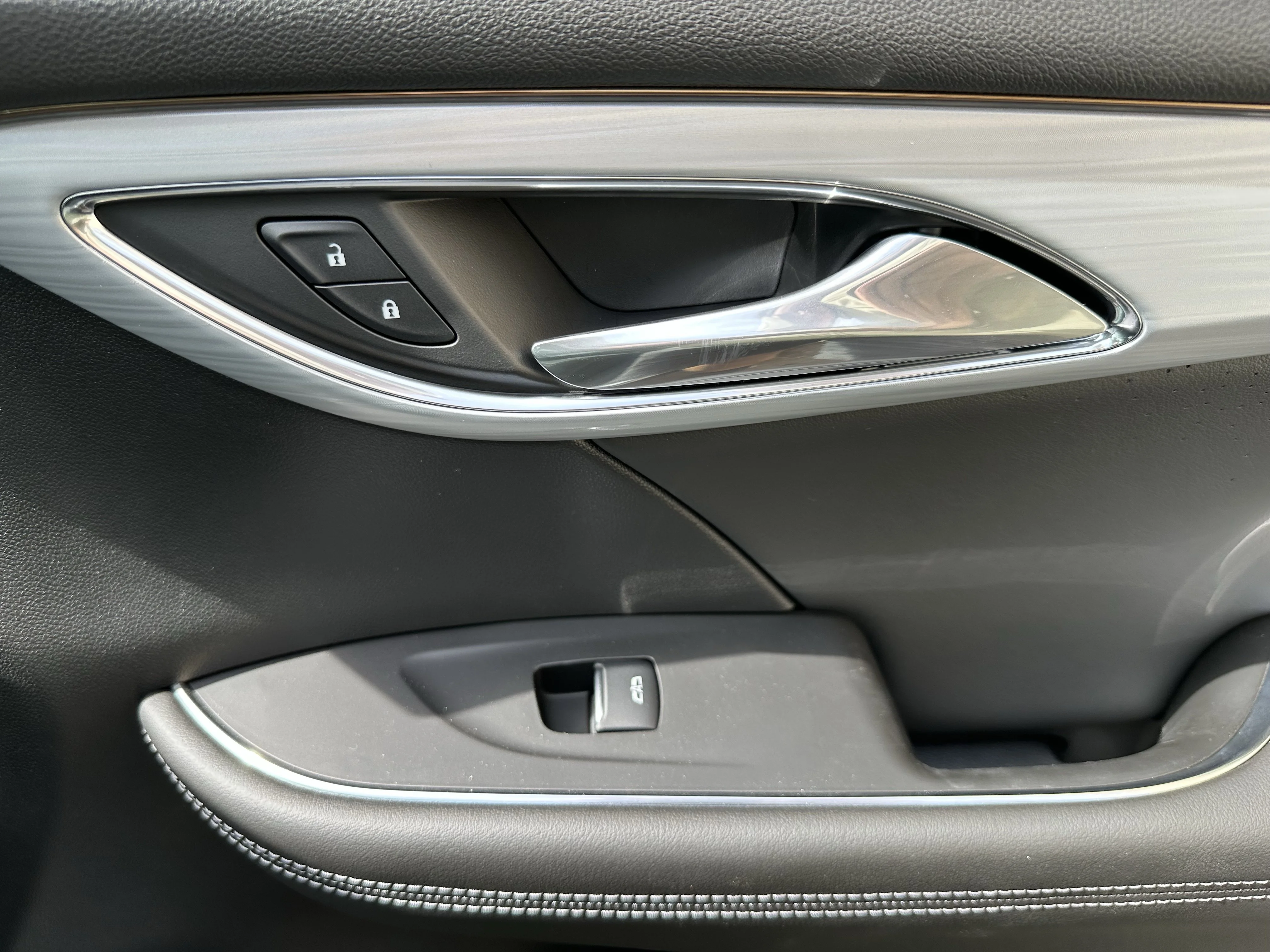 New 2026 Iridescent White Tricoat Buick Avenir image 19