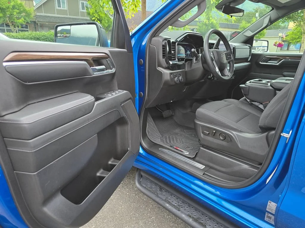 Used 2023 Glacier Blue Metallic Chevrolet RST image 25