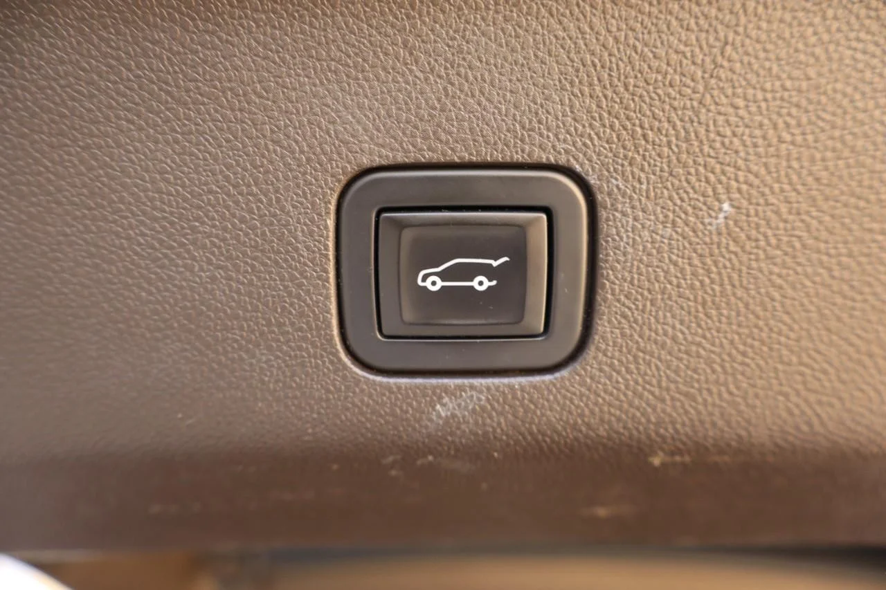 Used 2021 White Frost Tricoat GMC Denali image 33