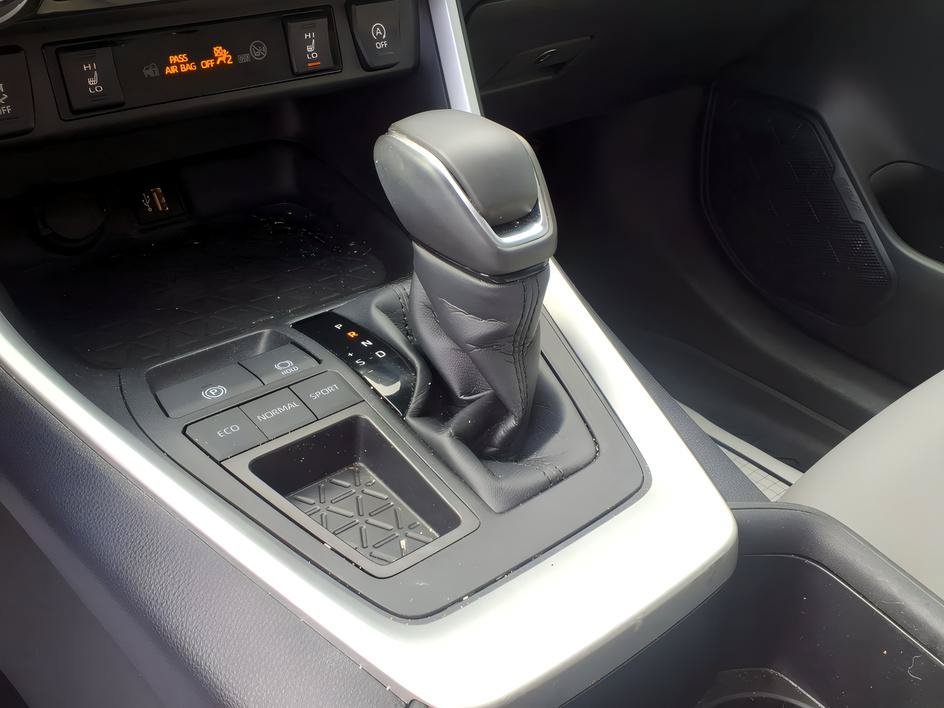 Used 2024 Silver Sky Metallic Toyota XLE Premium image 22