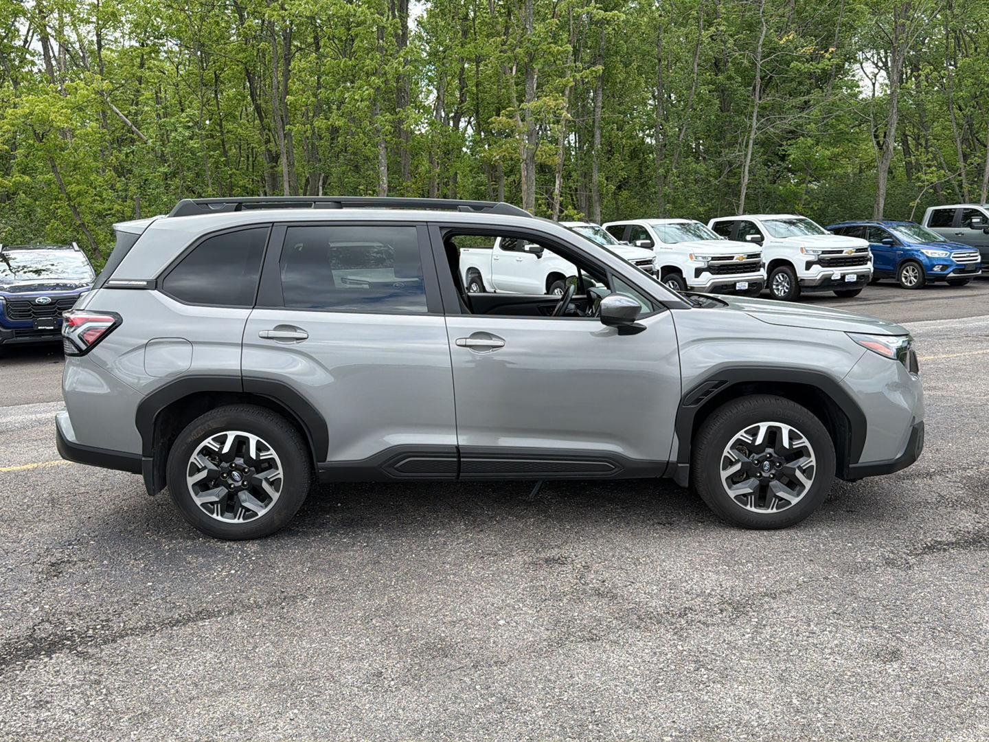 Used 2025  Subaru Premium image 7
