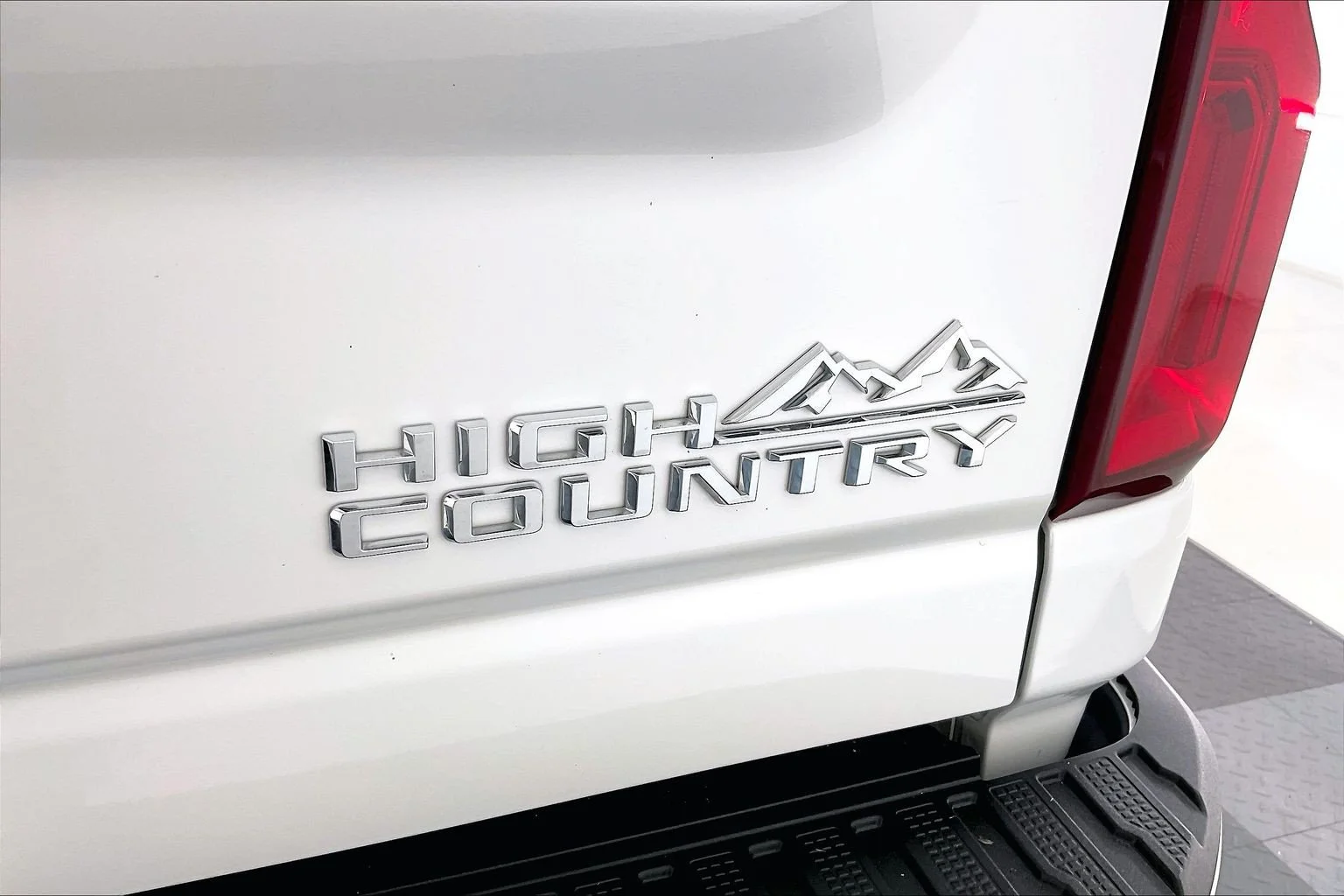 Used 2022 Iridescent Pearl Tricoat Chevrolet High Country image 7