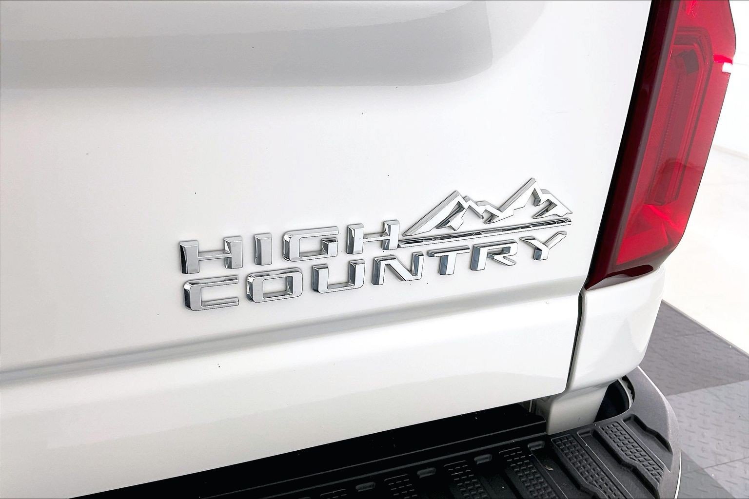 Used 2022 Iridescent Pearl Tricoat Chevrolet High Country image 7