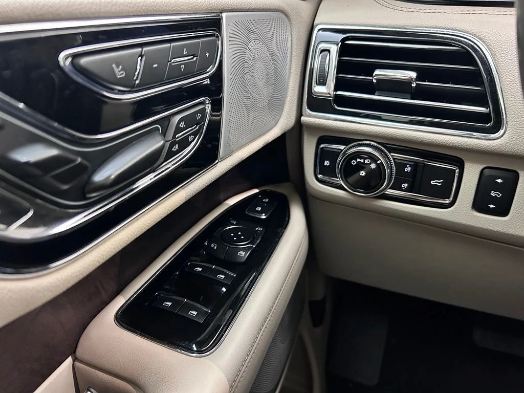 Used 2020 White Lincoln Reserve image 22