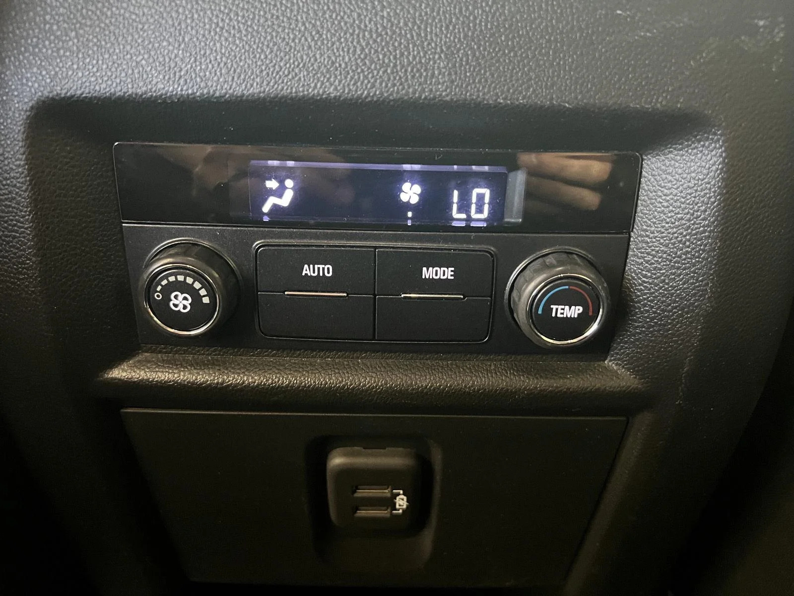 Used 2020 SUMMIT WHITE Chevrolet LT Cloth image 35
