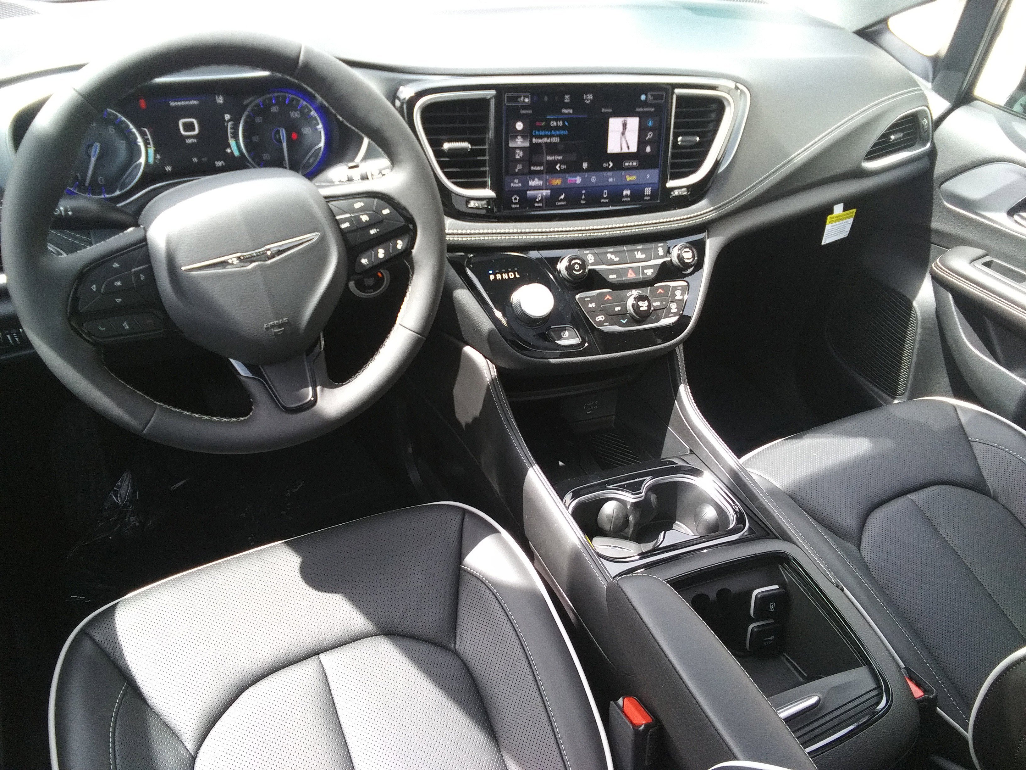 New 2026 Diamond Black Crystal Pearl-Coat Exterior Paint Chrysler Limited image 16