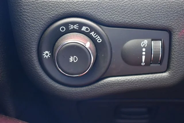 Used 2020 White Jeep Latitude image 23