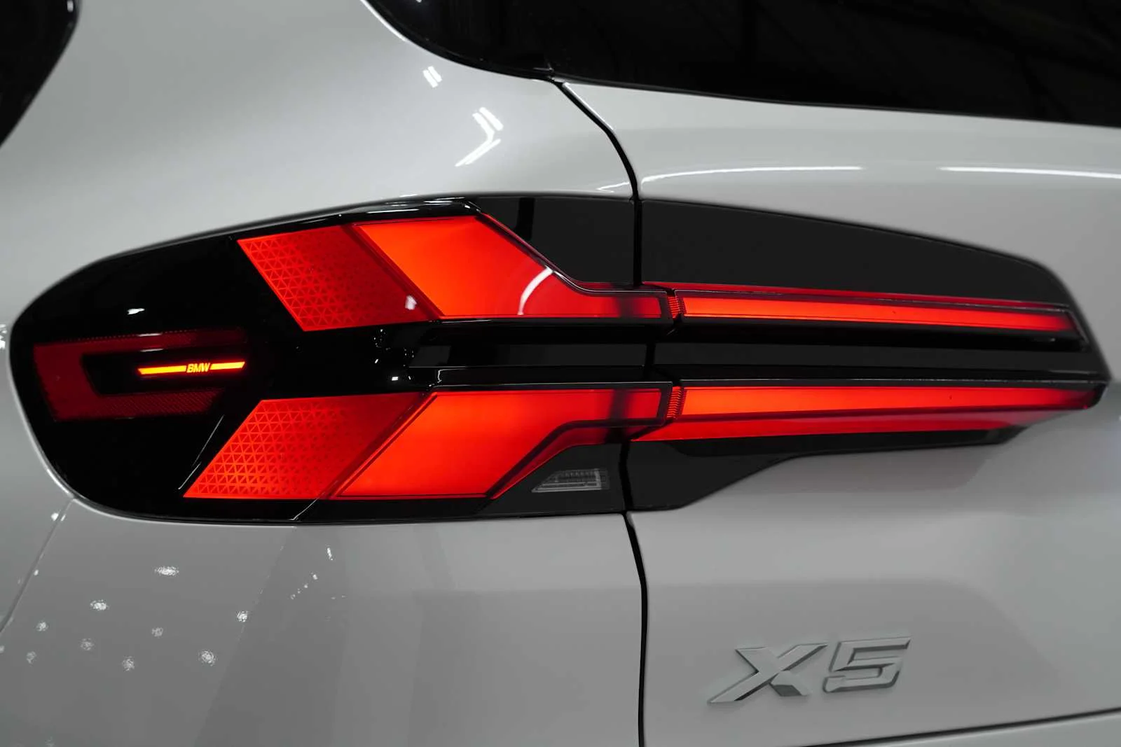 New 2026 Mineral White Metallic BMW xDrive40i image 8