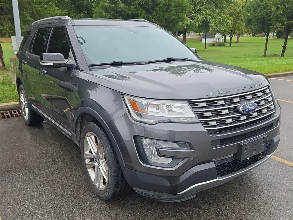Used 2017 Magnetic Ford XLT image 2