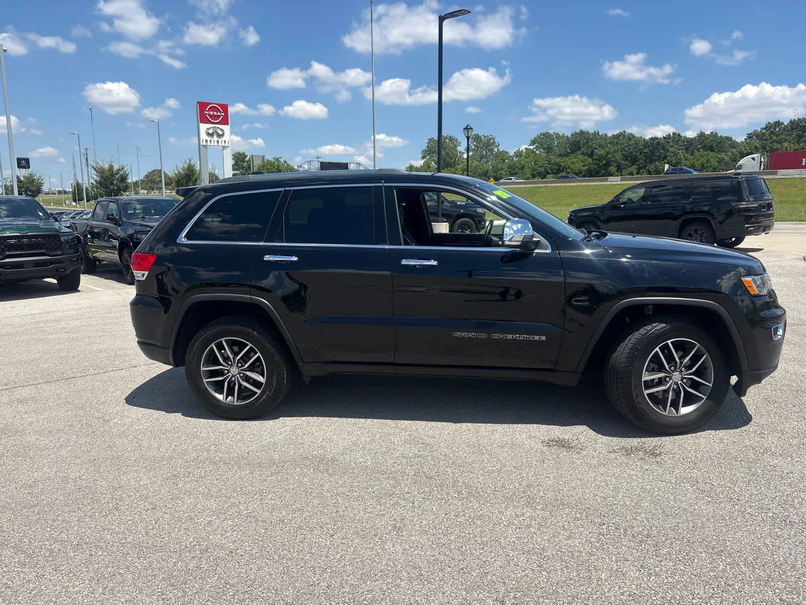 Used 2018 Diamond Black Crystal Pearlcoat Jeep Limited image 11