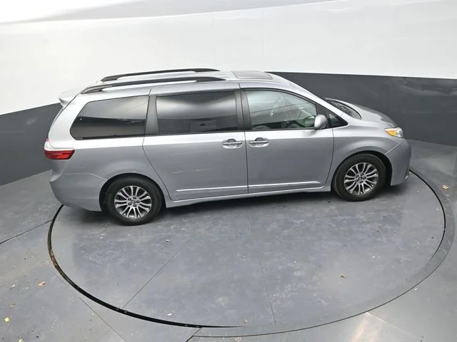 Used 2018 Silver Toyota XLE image 19