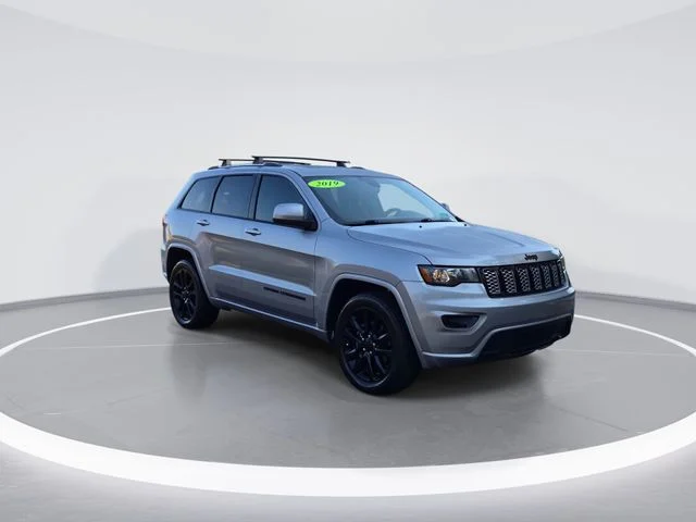 Used 2019 Silver Jeep Altitude image 2