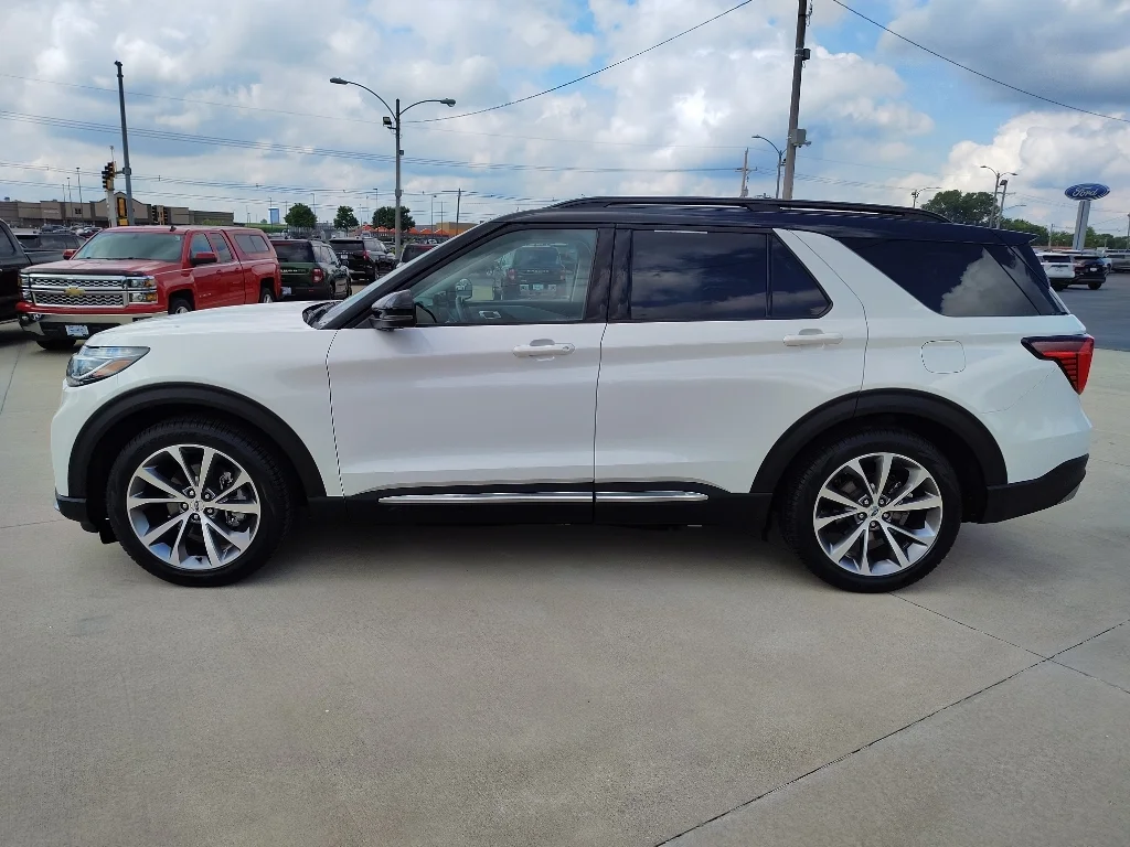 Used 2025 Star White Ford Platinum image 3