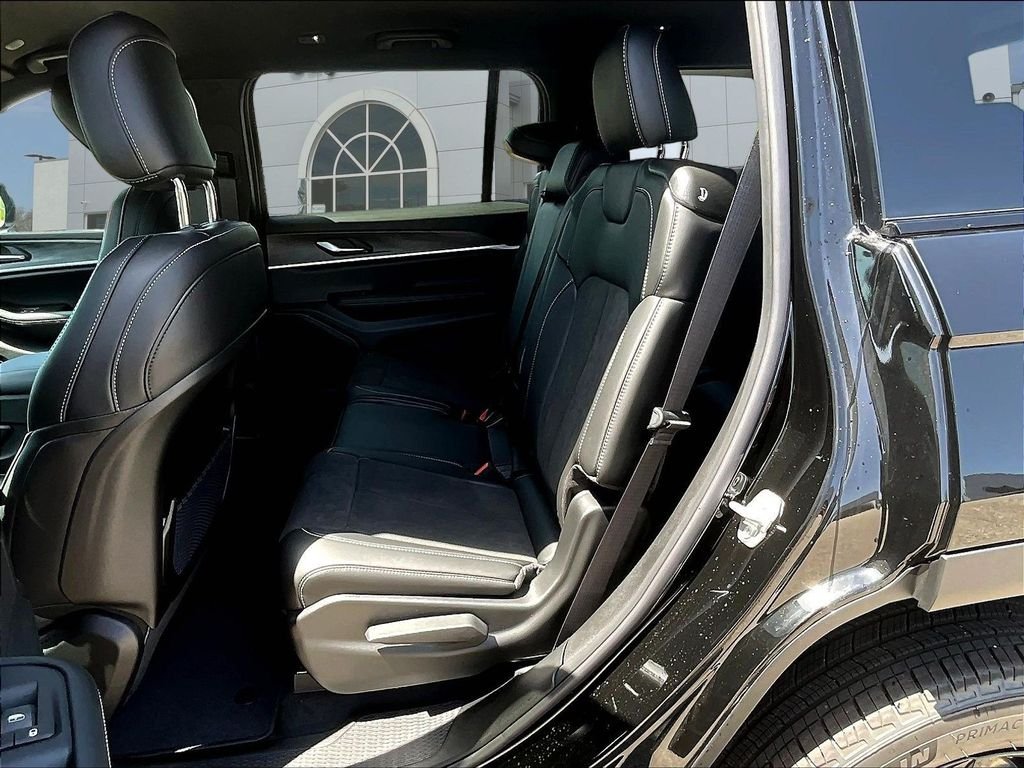 New 2026 Diamond Black Crystal Pearl-Coat Exterior Paint Jeep Altitude image 9