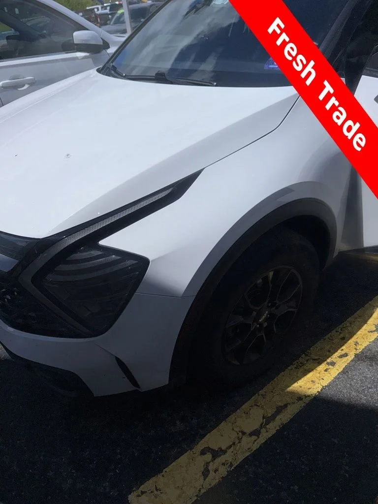 Used 2023 White Kia X-Pro Prestige image 1