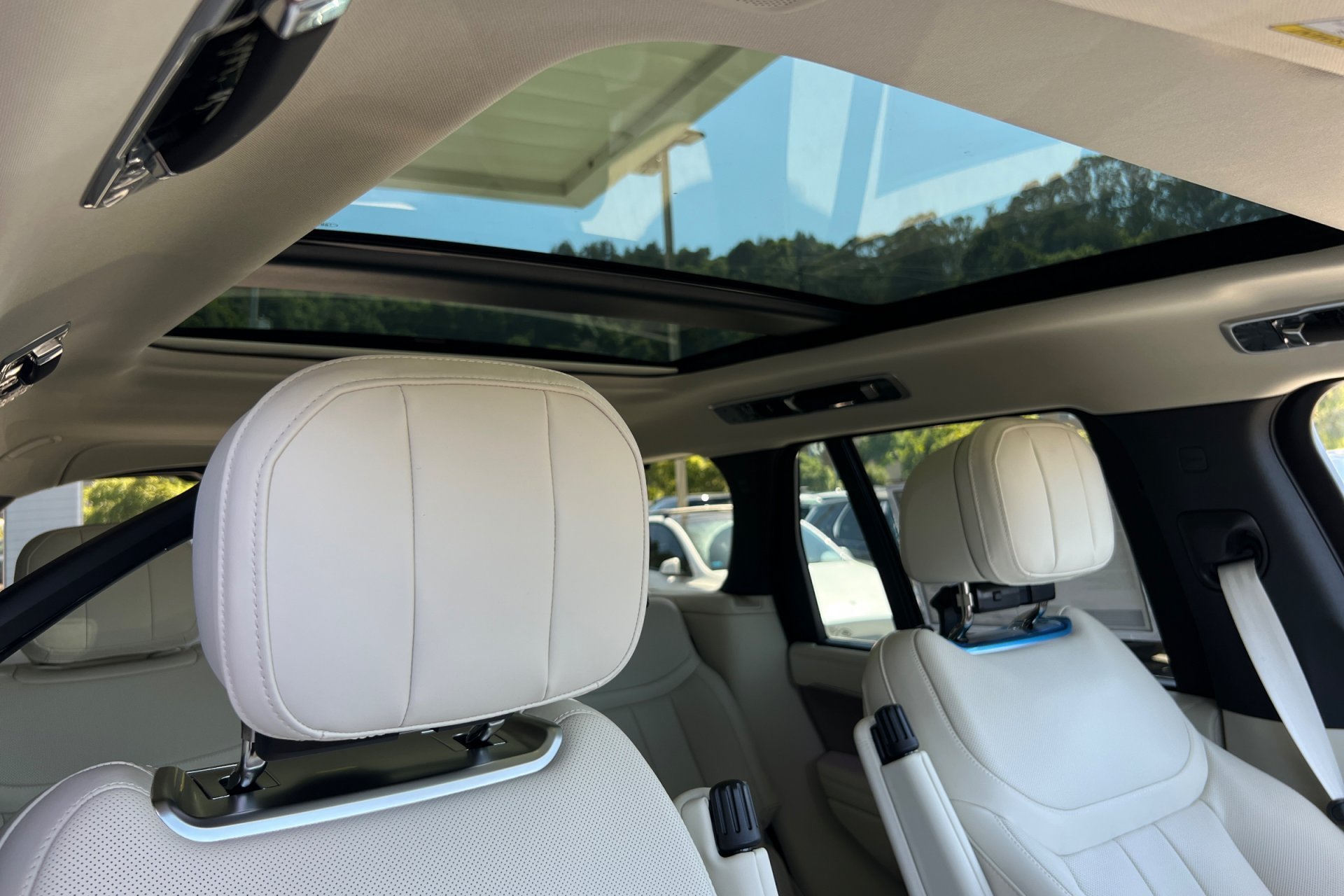 New 2026 Belgravia Green Land Rover SE image 19