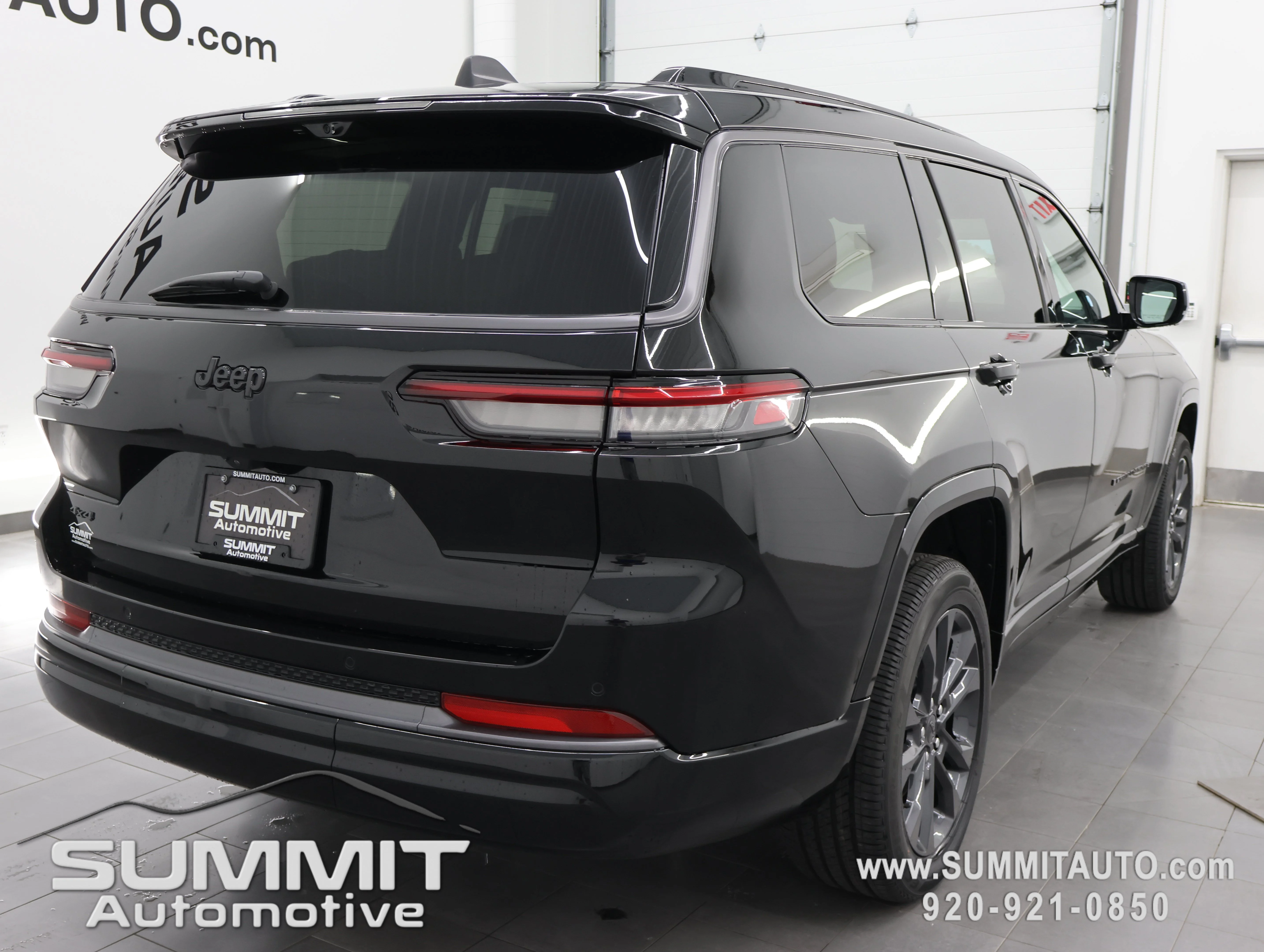 New 2026 Diamond Black Crystal Pearl-Coat Exterior Paint Jeep Limited Reserve image 5