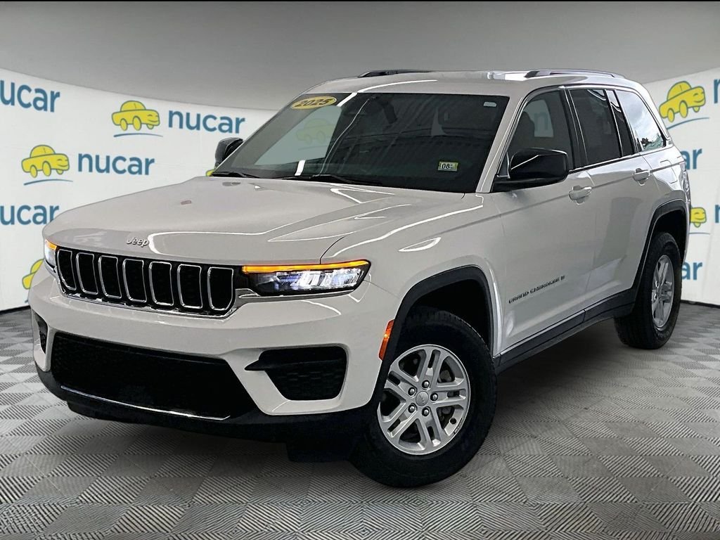 Used 2025 Bright White Clearcoat Jeep Laredo image 3
