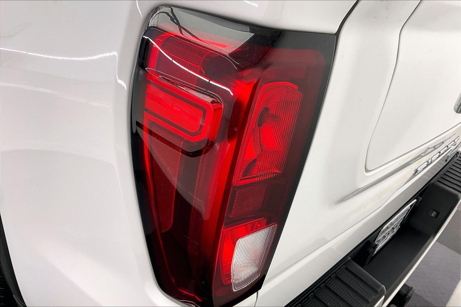 Used 2021 Summit White GMC Elevation image 29