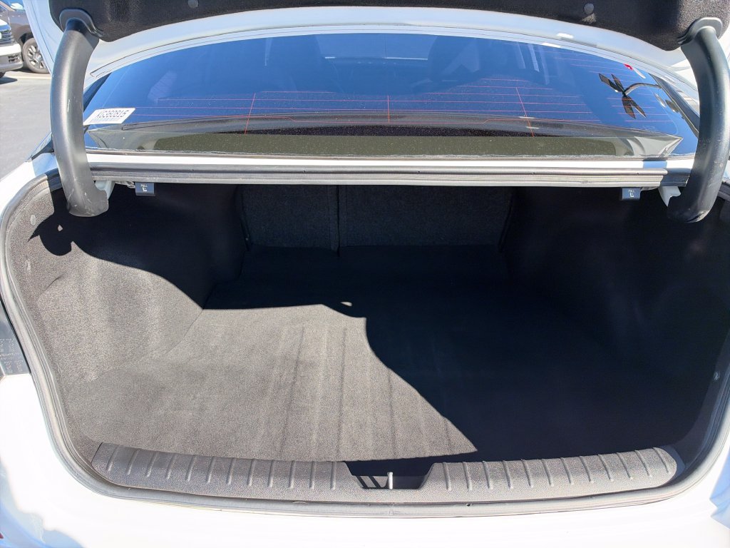 Used 2019 White Kia S image 9