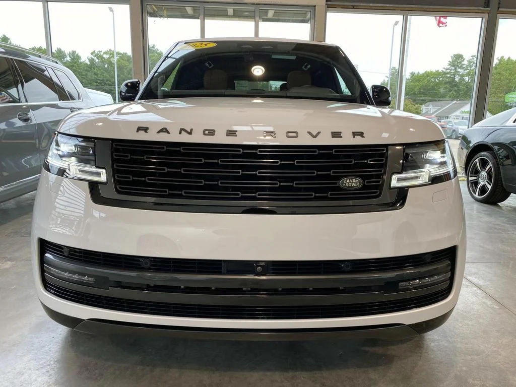 Used 2025  Land Rover SE image 32