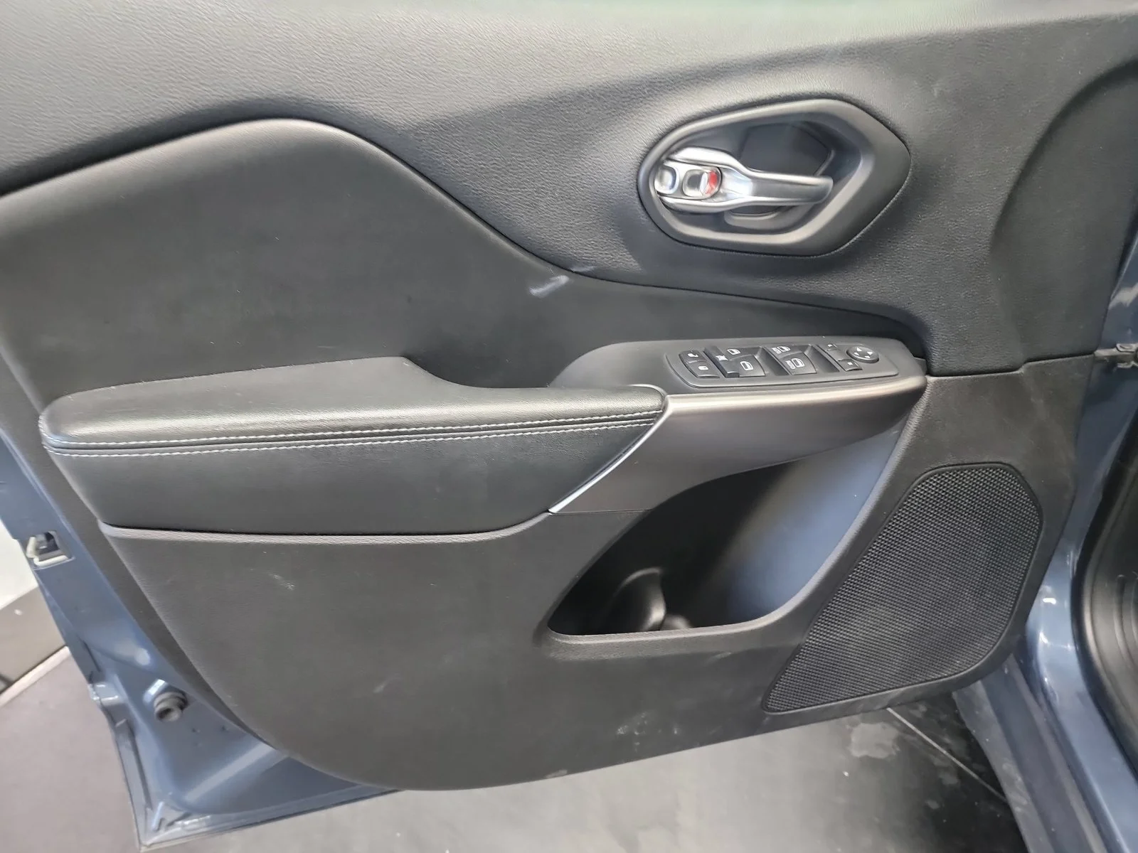 Used 2020 Slate Blue Pearlcoat Jeep Latitude Plus image 12