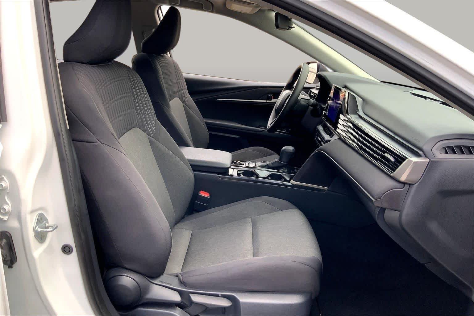 Used 2025 Ice Cap Toyota LE image 9