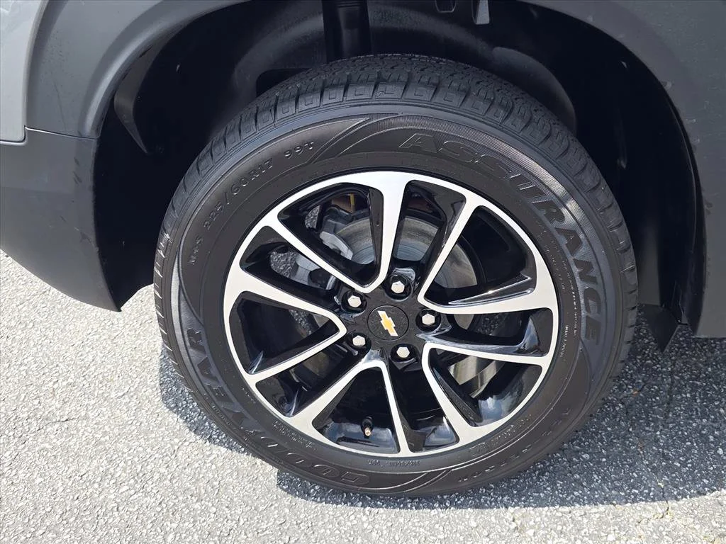 Used 2025 Gray Chevrolet LT image 31