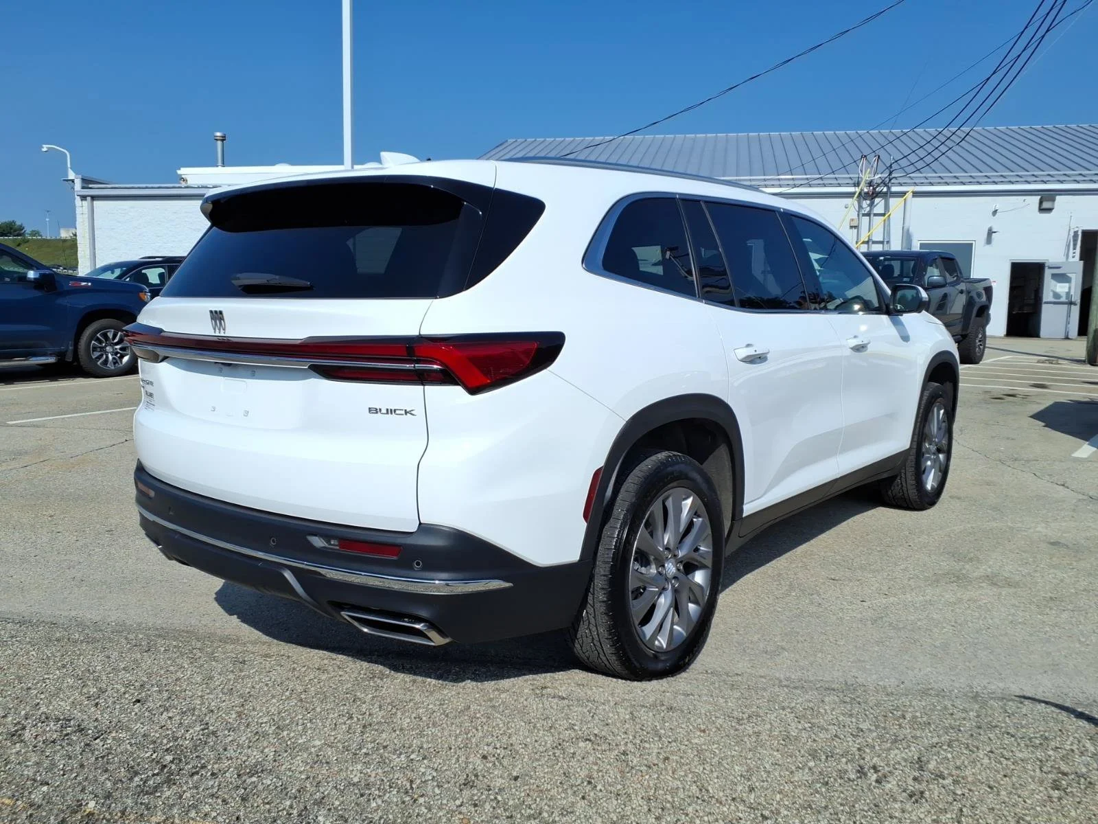 Used 2025 Summit White Gaz Buick Preferred image 3