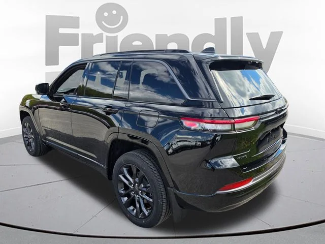 New 2026 Diamond Black Crystal Pearl-Coat Exterior Paint Jeep Limited Reserve image 7