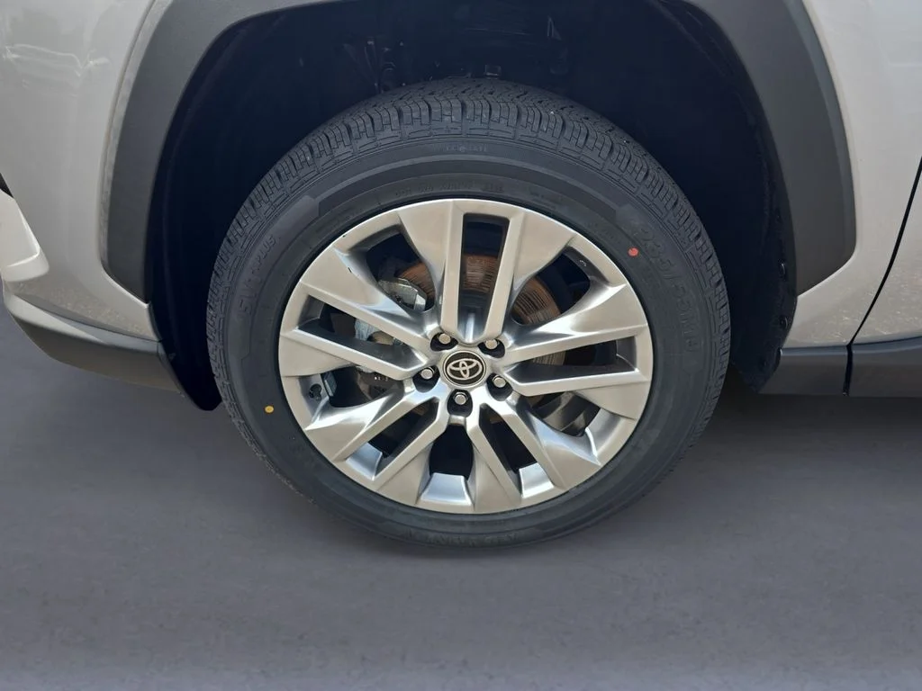 Used 2024 Silver Sky Metallic Toyota XLE Premium image 10