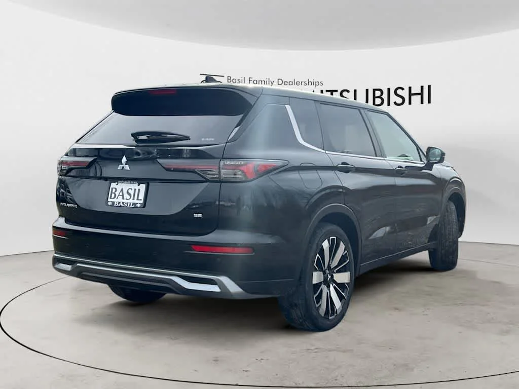 New 2026 Labrador Black Pearl Mitsubishi SE image 3