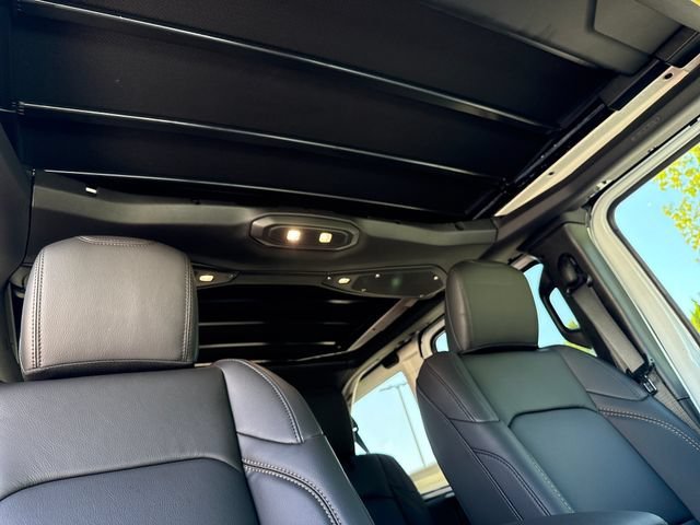 New 2026 Bright White Clear-Coat Exterior Paint Jeep Sahara image 25
