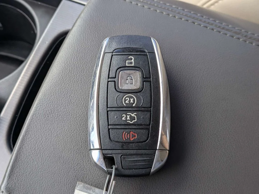 Used 2017 White Lincoln Premiere image 30