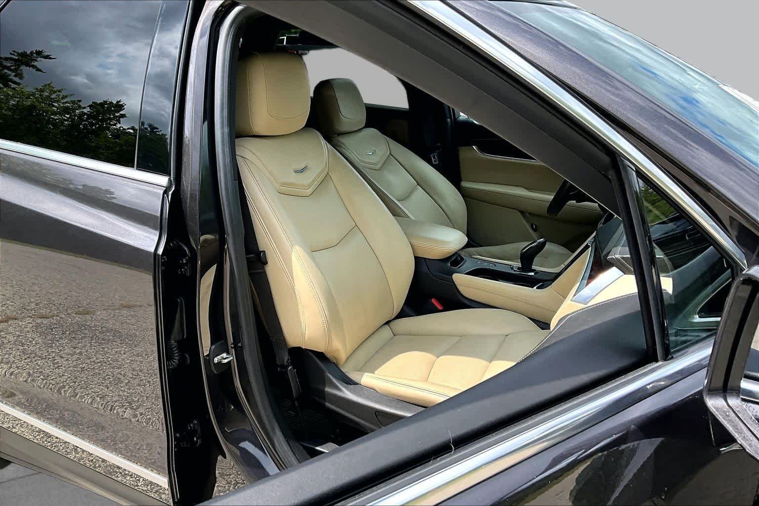 Pre-Owned 2018 Cadillac XT5 Luxury AWD