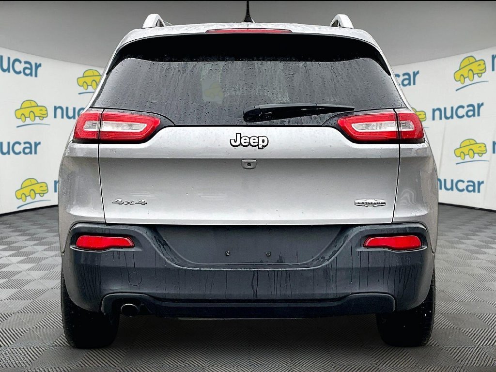 Used 2017 Billet Silver Metallic Clearcoat Jeep Latitude image 5