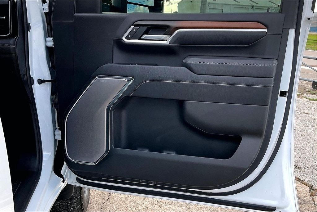 Used 2025 White GMC Denali image 29