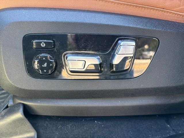 Used 2021 White BMW xDrive40i image 10
