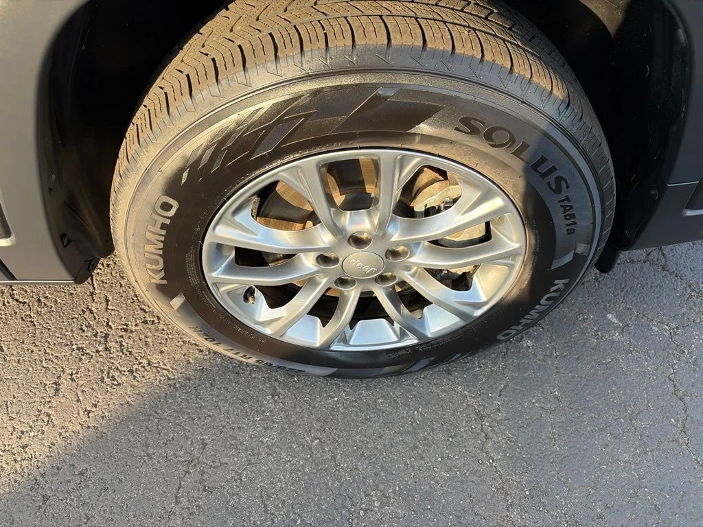 Certified Used 2022 Gray Jeep Latitude Lux image 10
