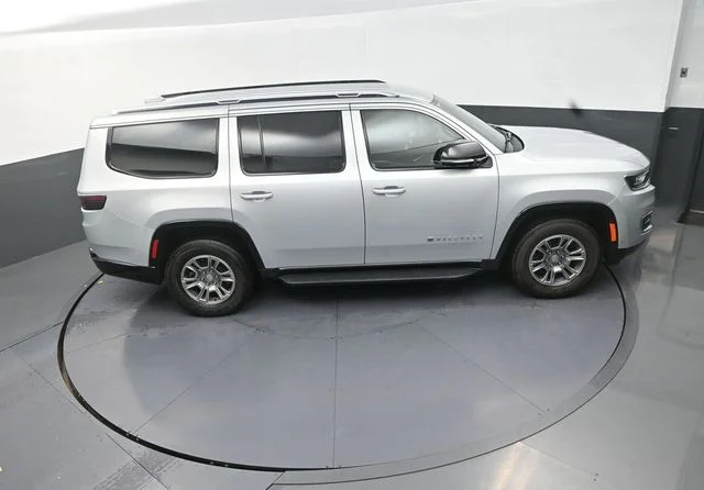 Used 2023 Silver Jeep Base image 18