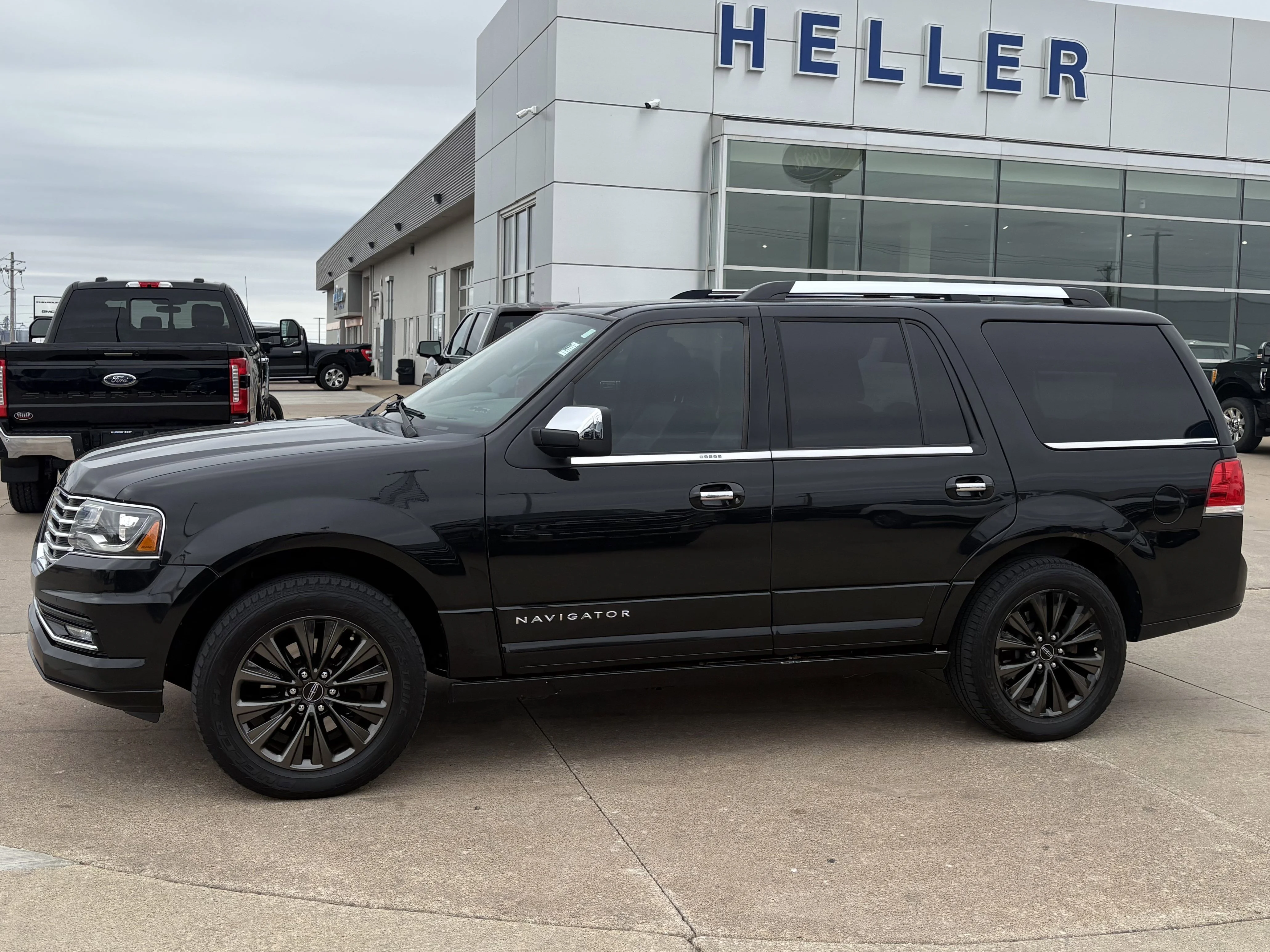 Used 2015 Tuxedo Black Metallic Lincoln Base image 3
