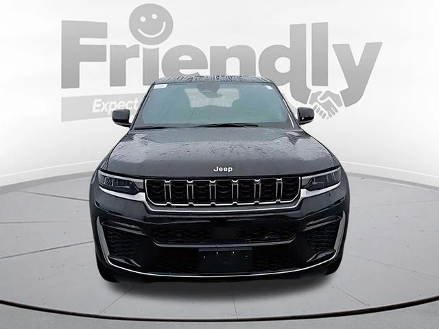 New 2026 Diamond Black Crystal Pearl-Coat Exterior Paint Jeep Limited image 8