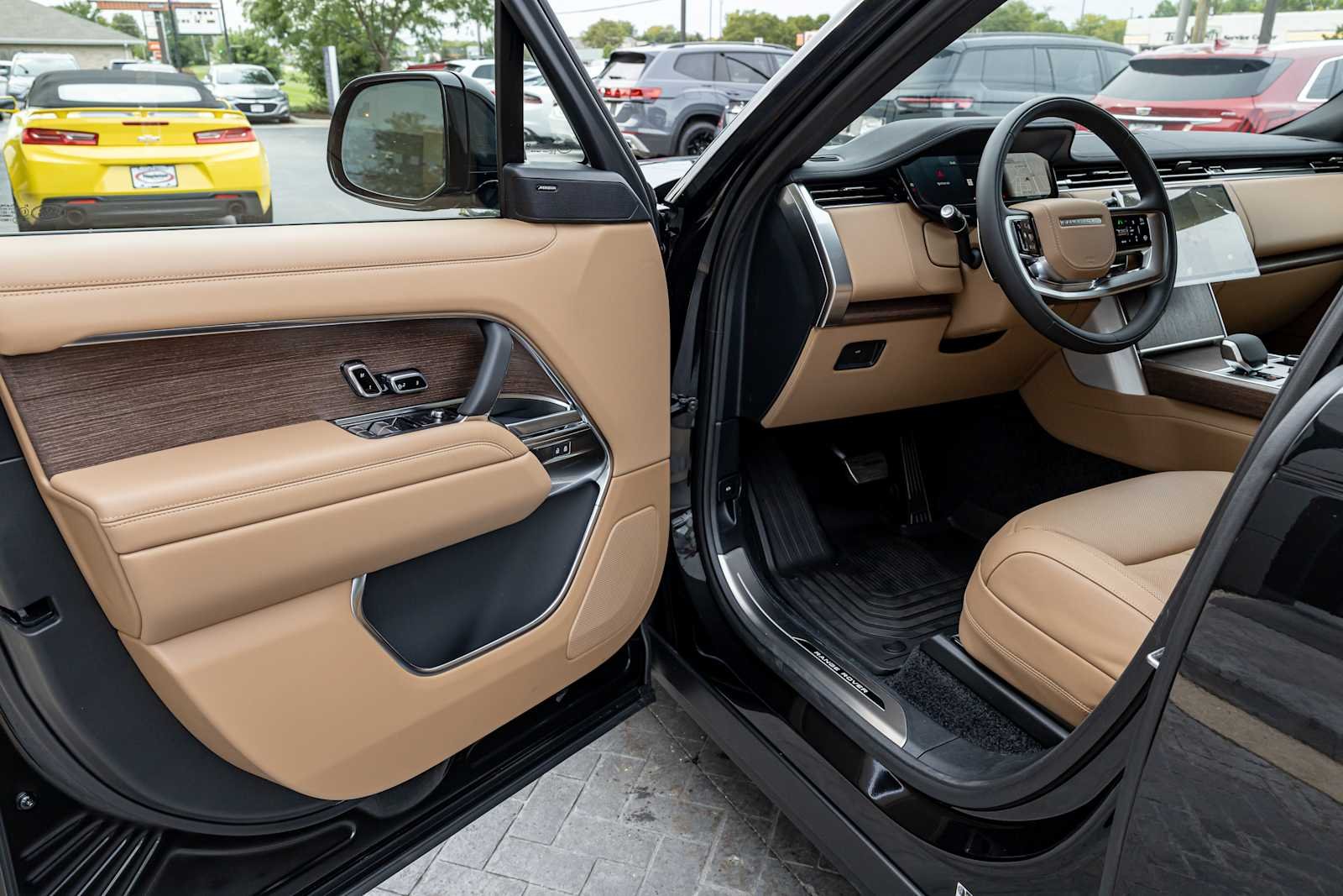 New 2027 Santorini Black Land Rover SE image 10