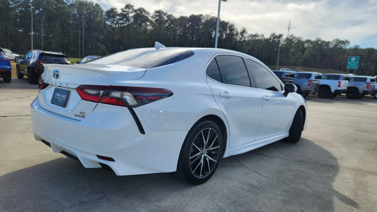 Used 2024  Toyota Hybrid SE image 3