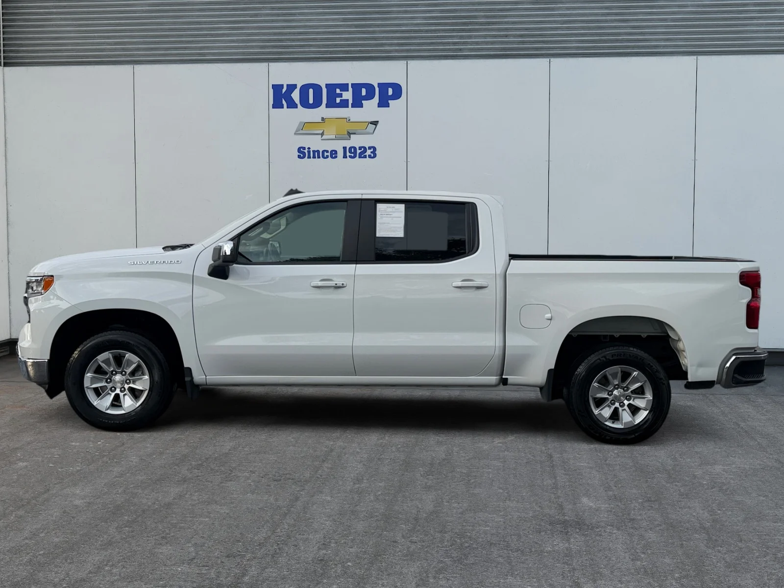 Used 2025 Summit White Chevrolet LT image 2