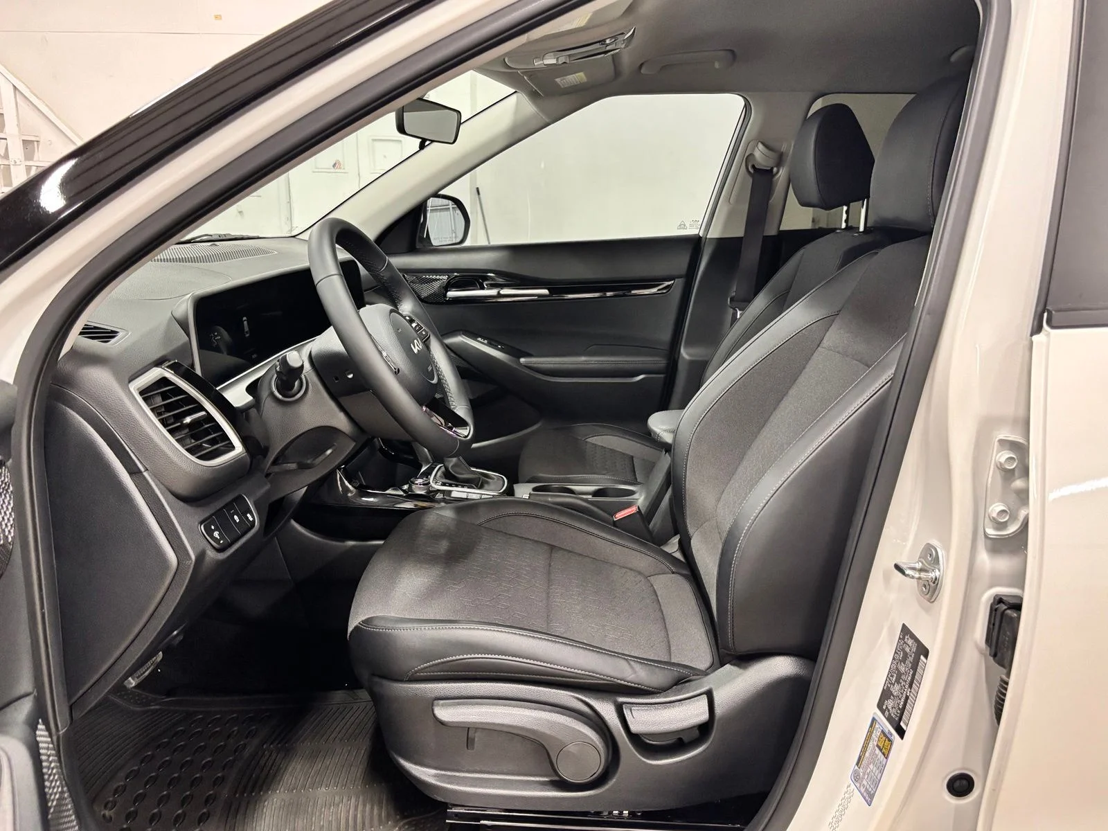 Used 2025 White Kia S image 16