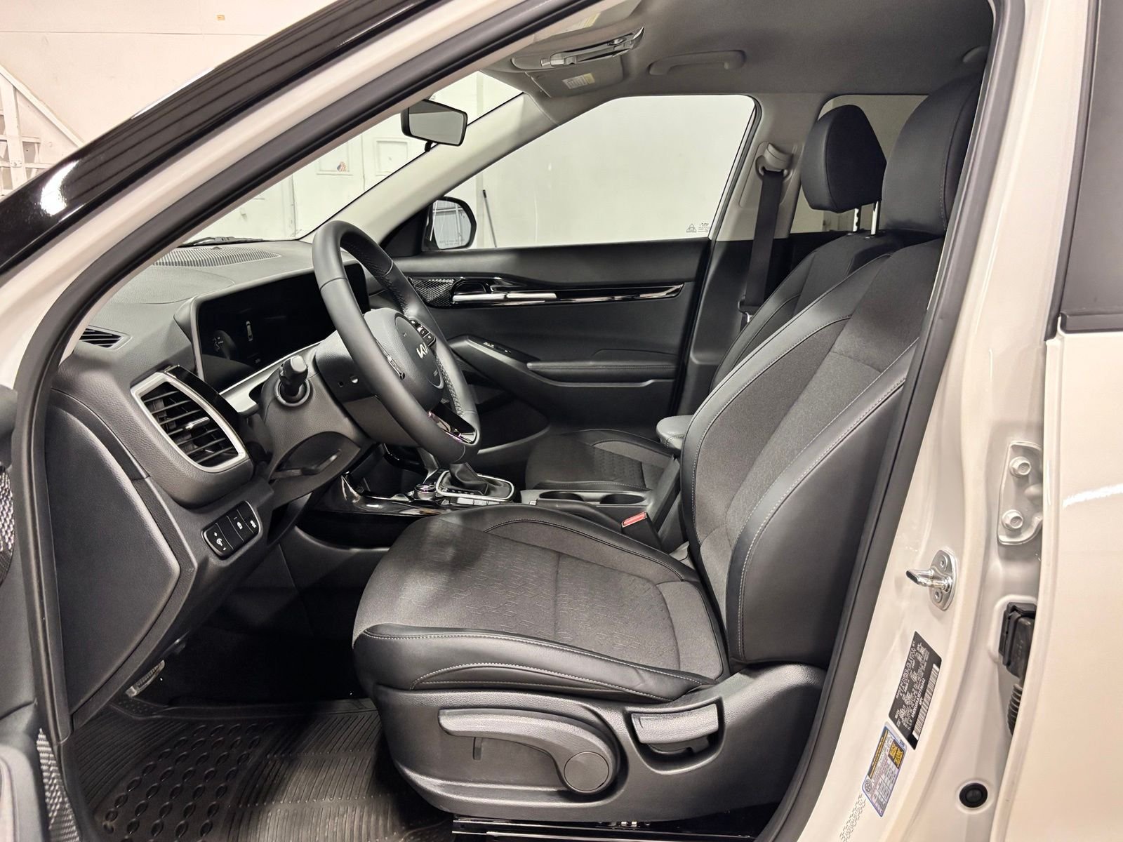 Used 2025 White Kia S image 16