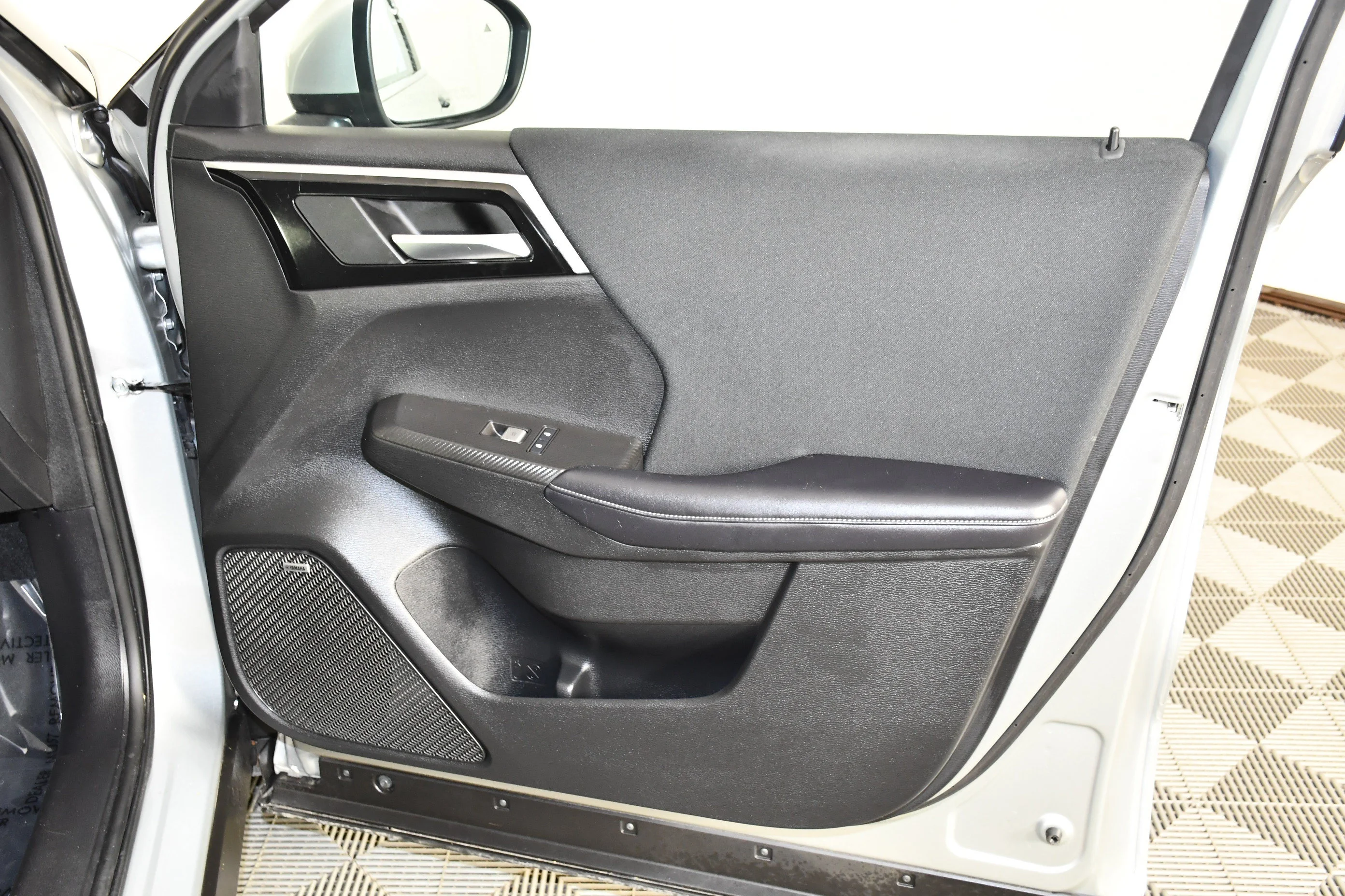 Used 2025 Silver Mitsubishi ES image 29