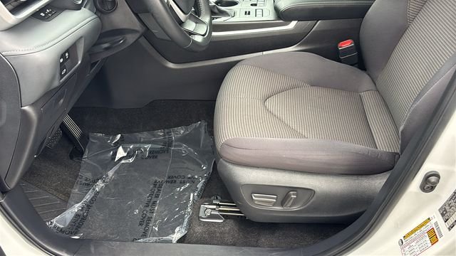 Used 2025 Pearl Toyota LE image 28