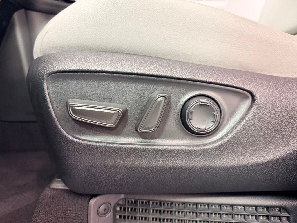Certified Used 2025  Toyota XLE image 23